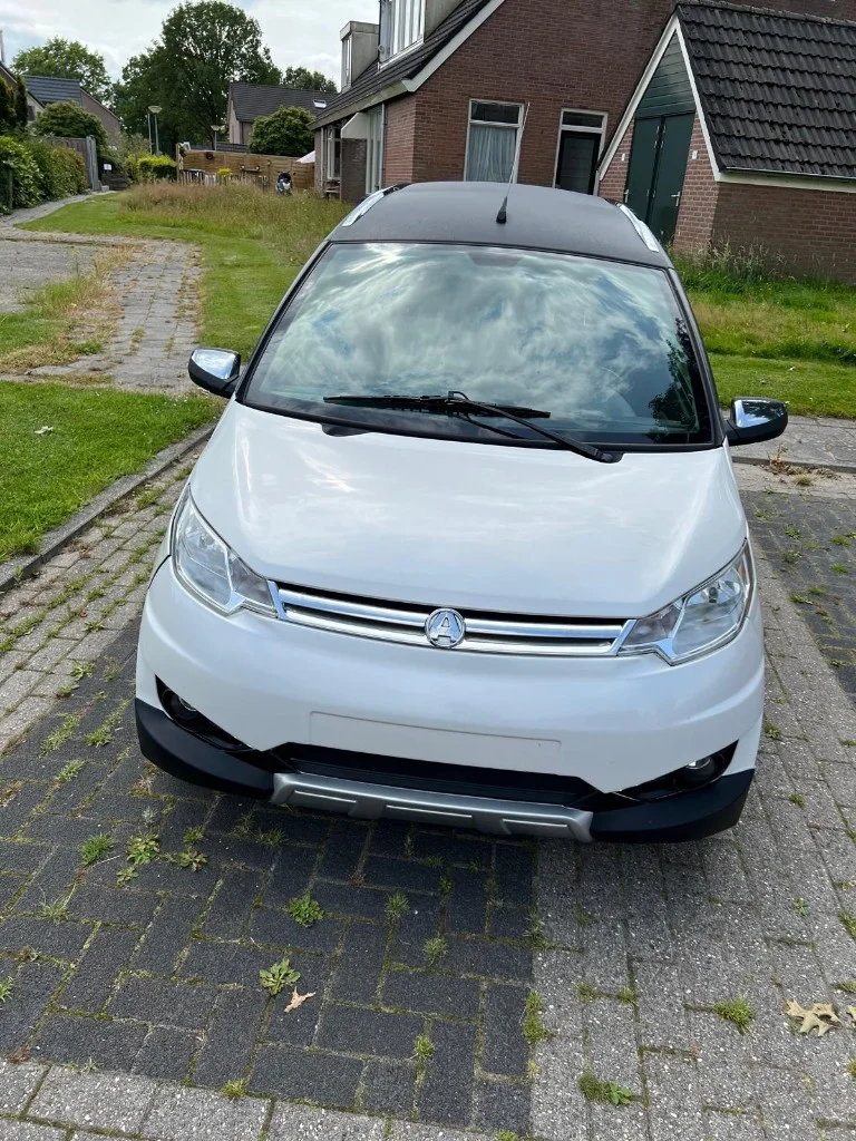 Witte Aixam Crossline brommobiel, vooraanzicht