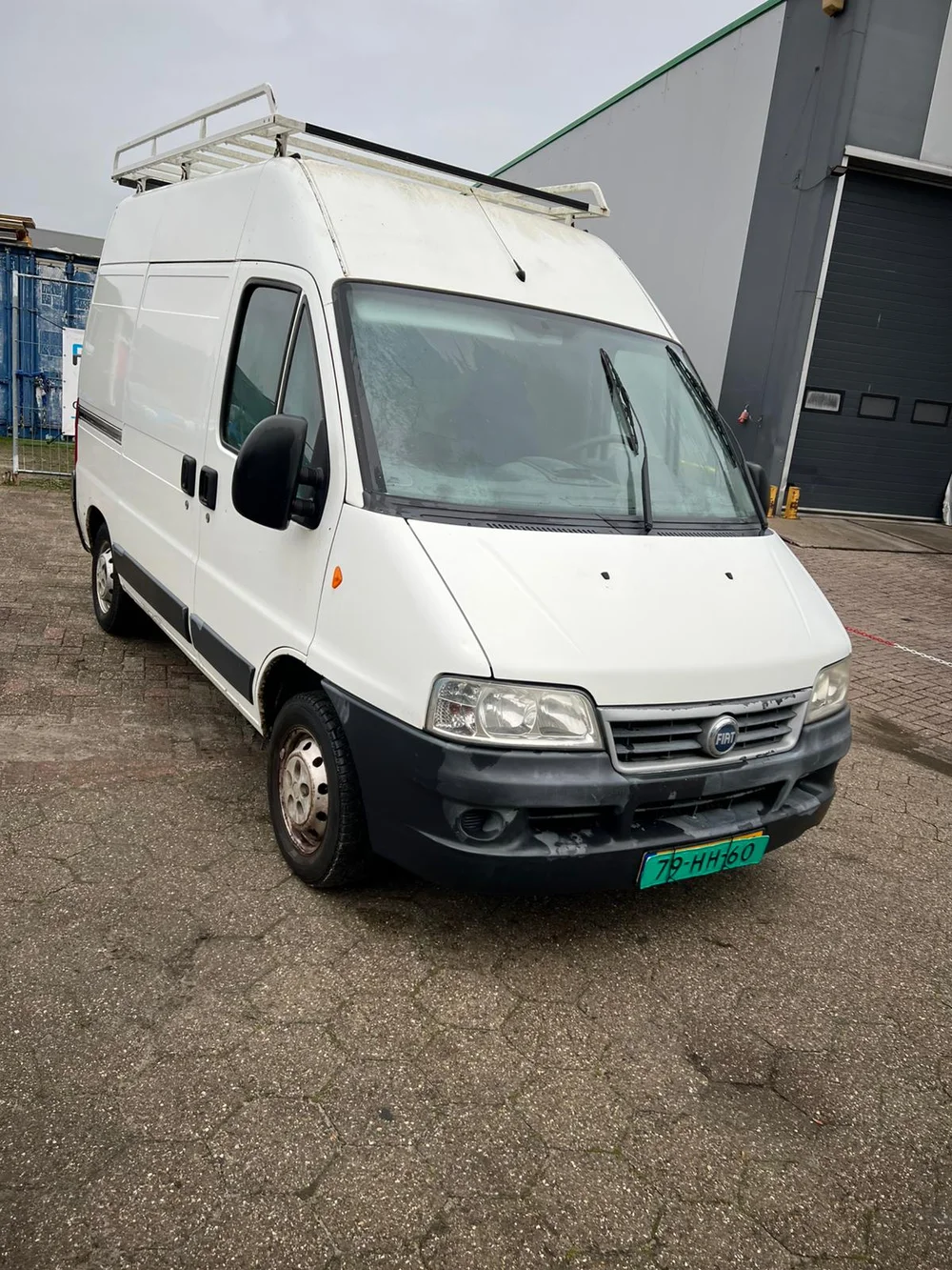 Witte Fiat Ducato bedrijfswagen